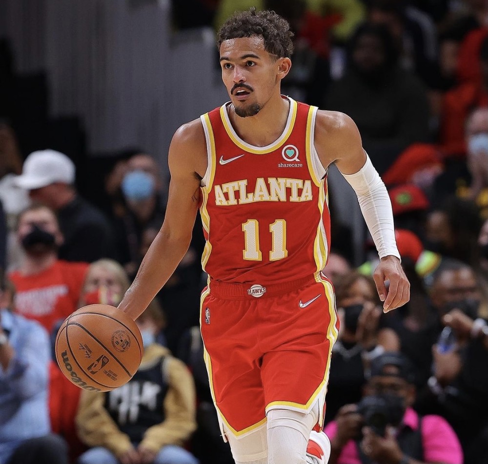 太阳队防守失误，詹姆斯持球突破脱手（太阳防守松懈，詹姆斯突破中脱手）