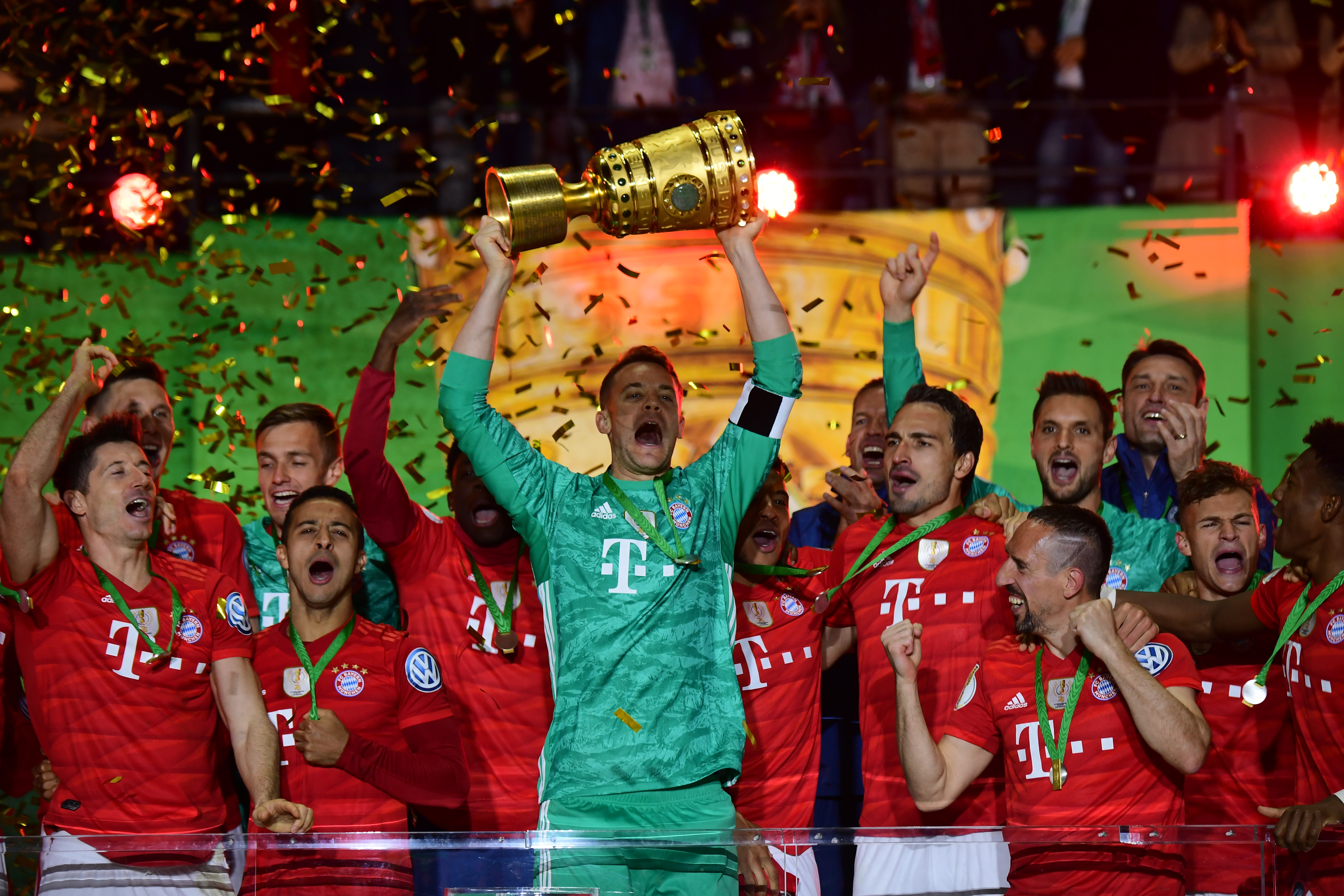 扛起球队！字母哥半场10中8，得到19分8篮板3助攻（半场统治！字母哥10投8中砍下19分8篮板3助攻，力扛全队）