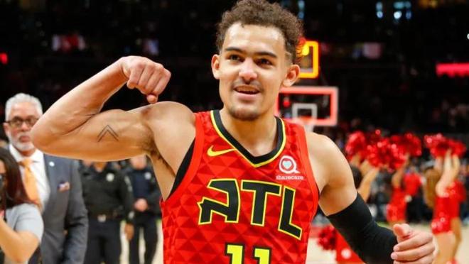 兰德尔娇妻主场助阵，两娃环绕，身材依旧吸睛（兰德尔爱妻主场现身助阵，携两娃同框，气质依旧亮眼）