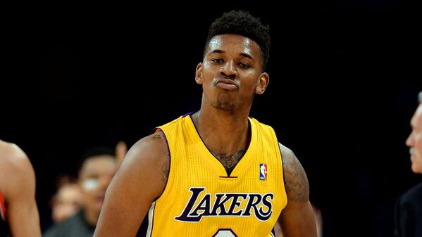 曼联因巴塞罗那关注而面临挑战，加布里埃尔被多家俱乐部关注，但曼联尽力留住他。（巴塞罗那关注加剧曼联压力：加布里埃尔成多队目标，曼联全力挽留）