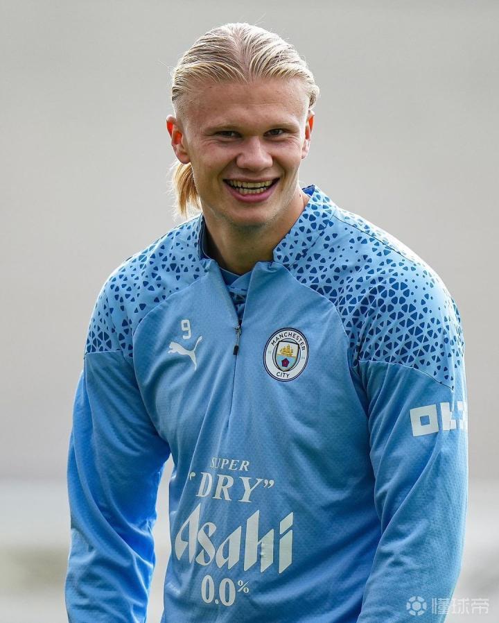 内蒙古额尔古纳初冬银装素裹，金雕翱翔雪原尽显苍穹之王风范（内蒙古额尔古纳初冬白雪皑皑，金雕纵横雪原尽显空中之王风姿）