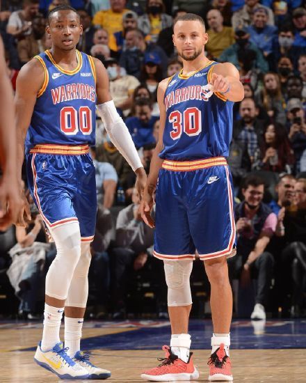 氛围拉满！独行侠官方发布精美卡通风海报为圣诞大战预热（节日氛围拉满！独行侠官宣精美卡通海报为圣诞大战造势）