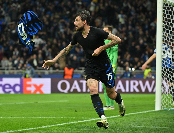 篮球盛宴：申京冲击篮筐（篮坛嘉年华：申京强攻篮下）