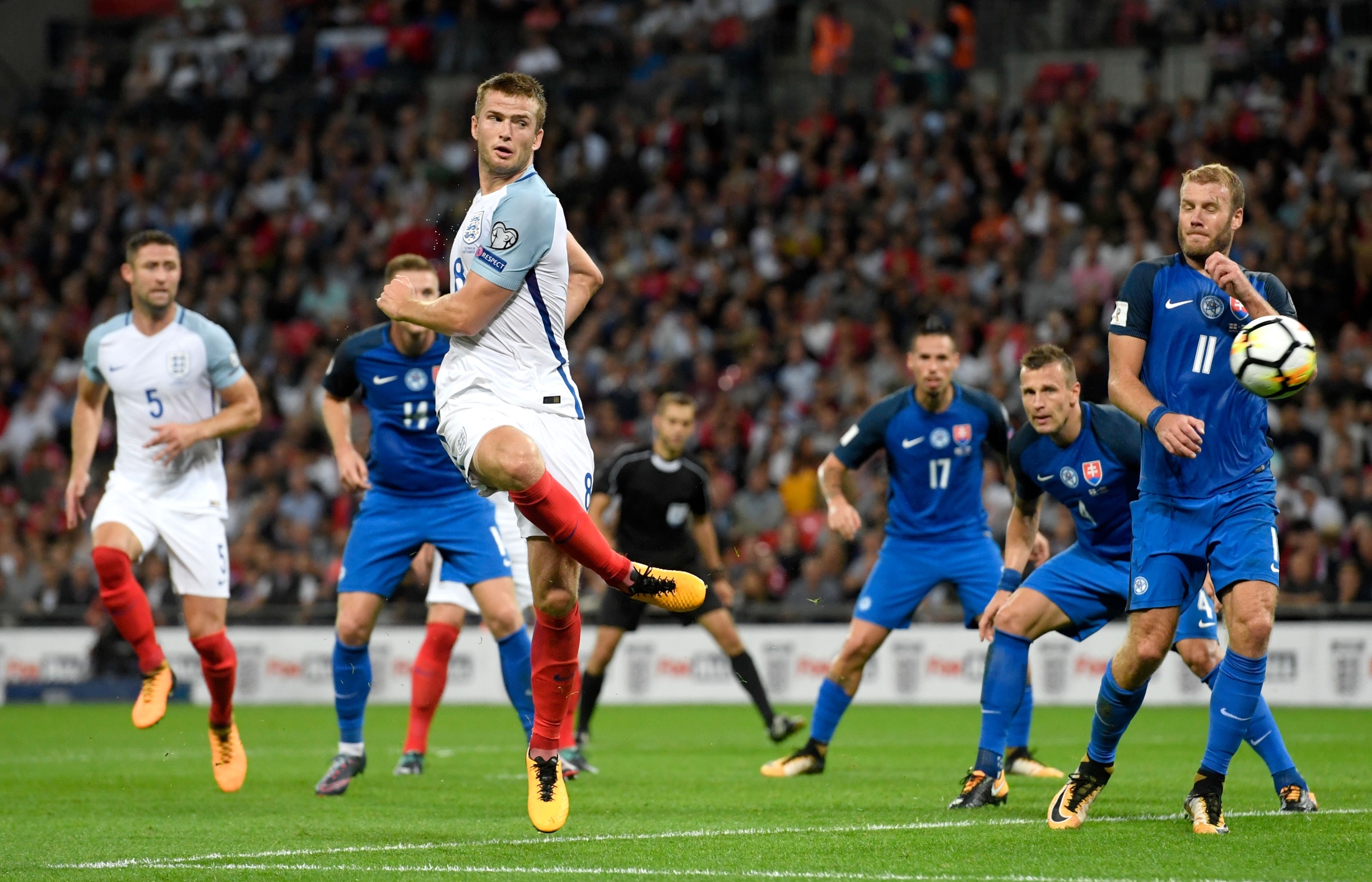 世体：亚马尔与詹姆斯四点相似，追赶乔丹与梅西的寒门天才（世体：亚马尔与詹姆斯有四大共通点，寒门天才正向乔丹与梅西看齐）