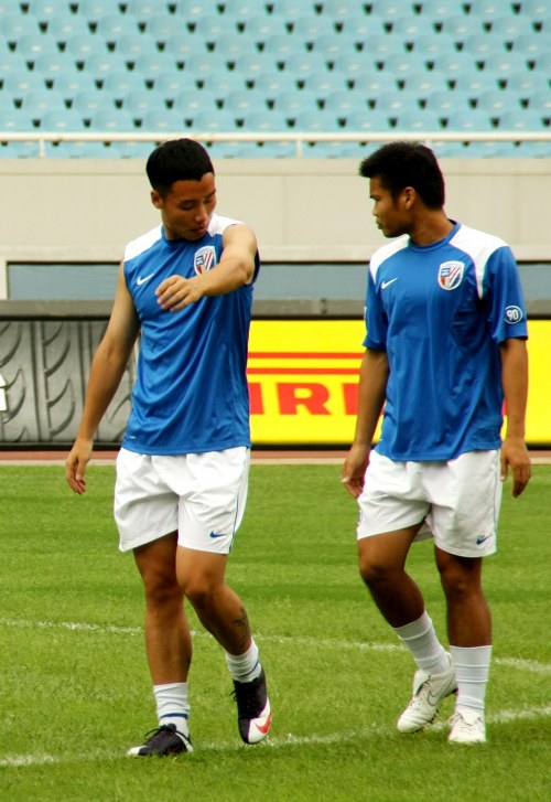 梅西雕像揭幕仪式上，梅西与宝莱坞影星沙鲁克-汗合影（梅西雕像揭幕现场，梅西与宝莱坞巨星沙鲁克·汗同框合影）