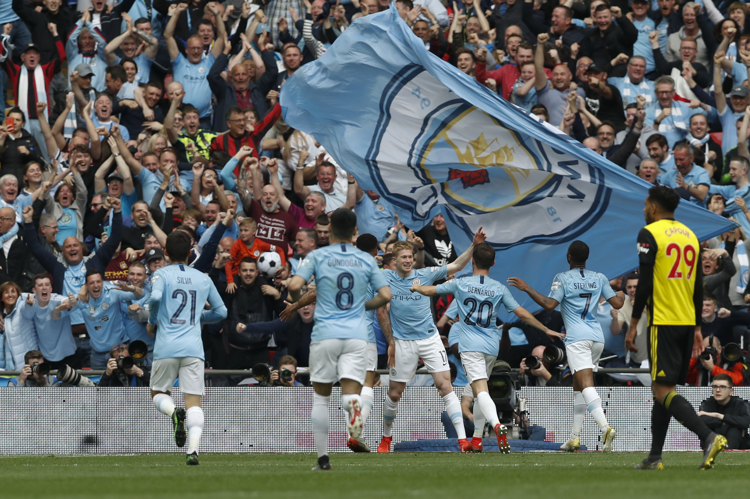 特维斯率塔列雷斯对阵博卡，赛后收到博卡赠送的纪念球衣（特维斯率领塔列雷斯迎战博卡，赛后获赠博卡纪念球衣）