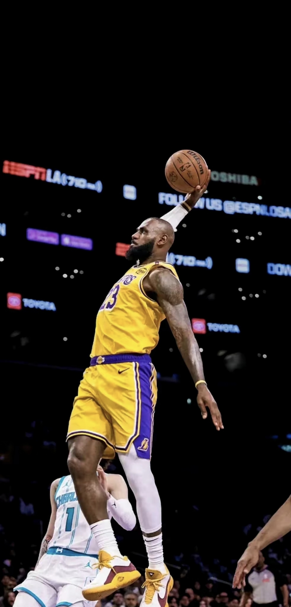 瓜帅：我们要拿98分才能英超夺冠；与摄影师冲突后马上道歉了（瓜迪奥拉：英超夺冠至少要拿98分；与摄影师起冲突后已当场致歉）