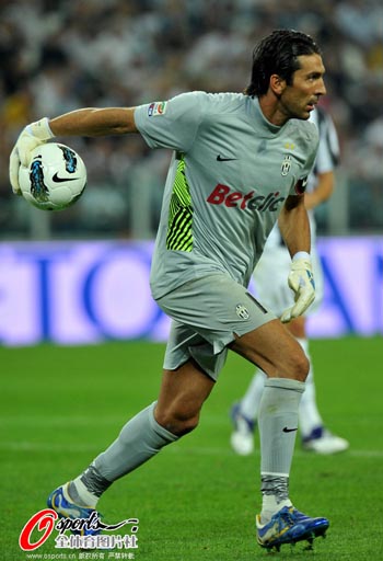 中国球员留洋要分几步走？看看日本足球的“参考答案”（中国球员留洋怎么走？日本足球给出示范路径）