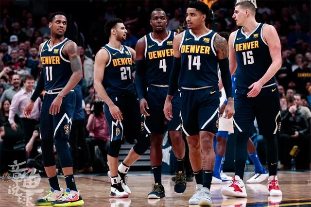 广州小学生观战轮椅篮球赛为运动员加油（广州小学生现场观赛为轮椅篮球运动员加油）