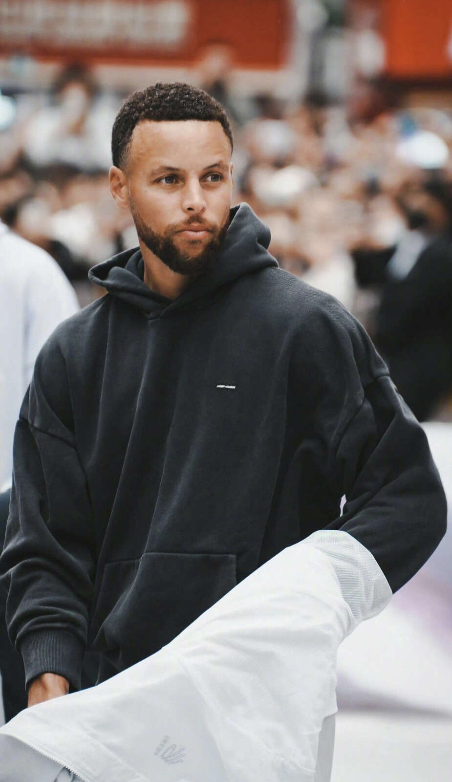 乌度卡发布会还好意思甩锅！用人+攻守体系全崩，丝毫不反思！（乌度卡发布会上继续甩锅：用人失当、攻防体系崩盘却毫无反思）