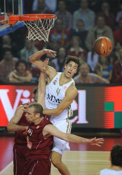 国乒险遭大逆转，10-6领先被翻盘，王楚钦一日三战坦言“有点累”（国乒惊险避逆转：10-6优势被反超，王楚钦一日三战直言有些累）