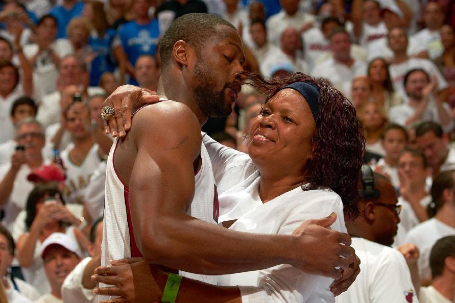 足球欧冠淘汰赛对阵激烈，主帅直言无弱旅（欧冠淘汰赛鏖战正酣，主帅坦言没有弱旅）